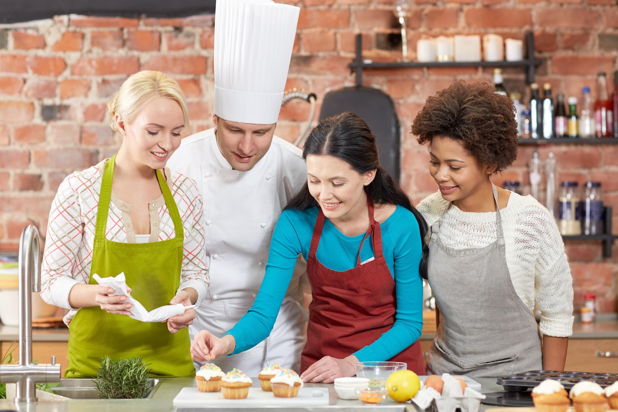 Workshop di cucina professionale con luci naturali