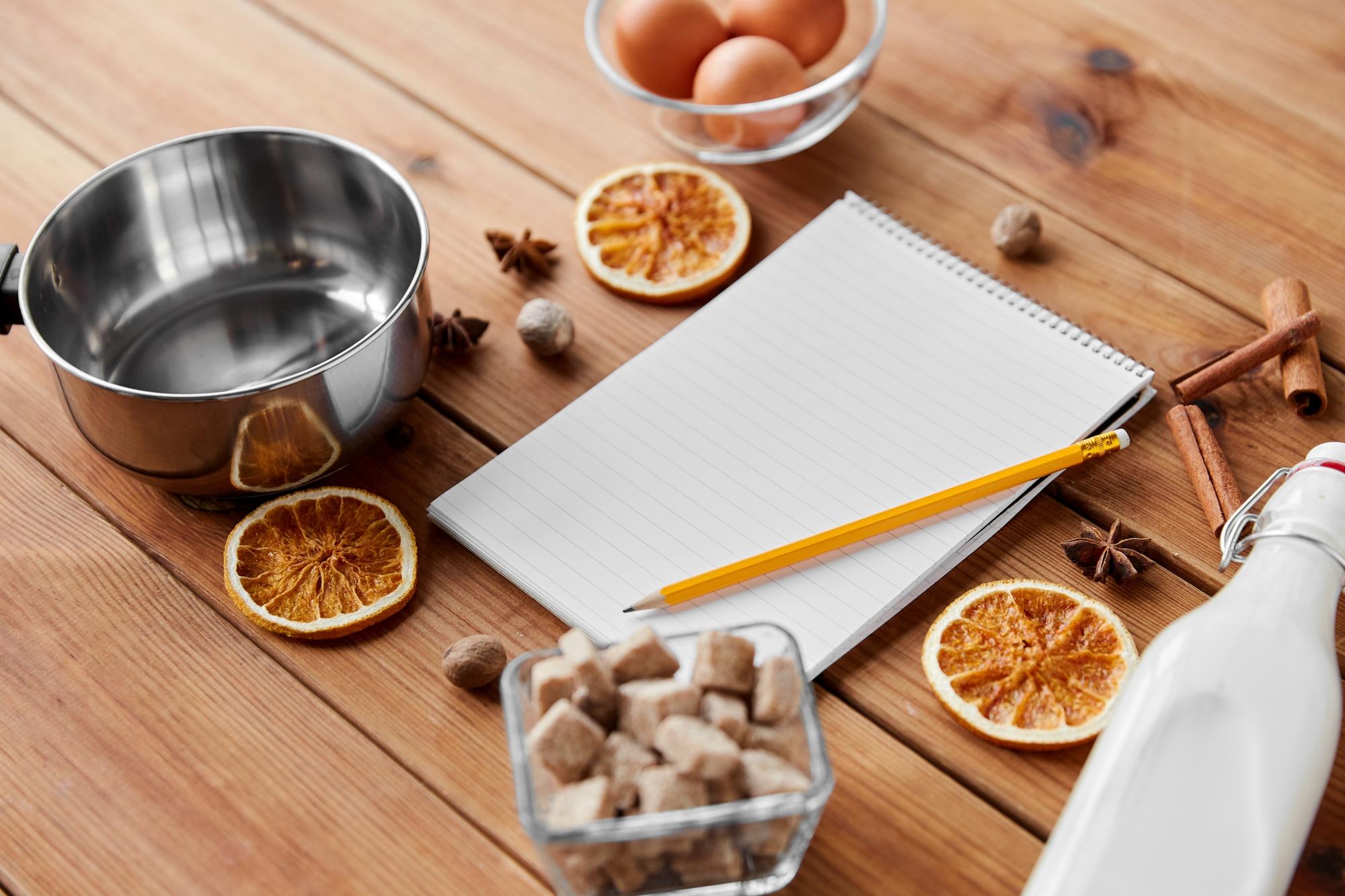 Tavolo da cucina con libri di ricette e note